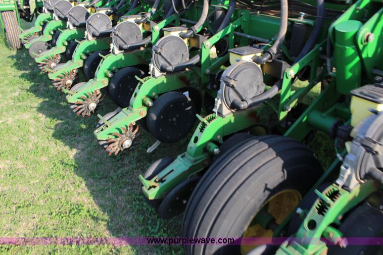 image for item F7652 2007 John Deere 1770NT planter