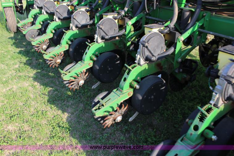 image for item F7652 2007 John Deere 1770NT planter