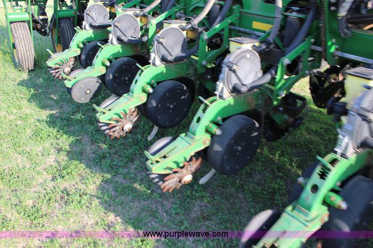 image for item F7652 2007 John Deere 1770NT planter