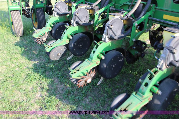 image for item F7652 2007 John Deere 1770NT planter