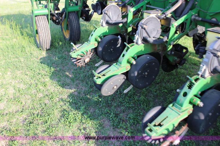 image for item F7652 2007 John Deere 1770NT planter