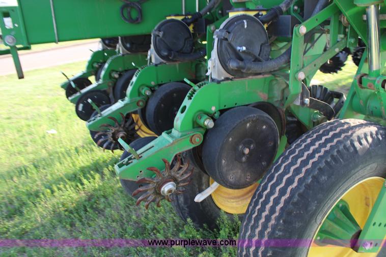 image for item F7652 2007 John Deere 1770NT planter