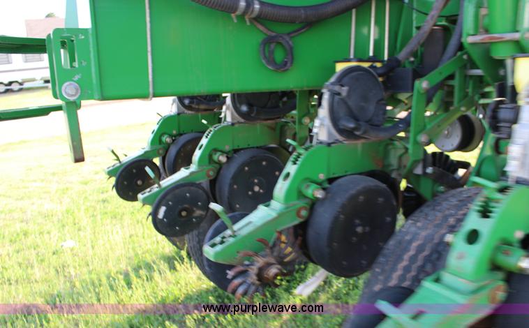 image for item F7652 2007 John Deere 1770NT planter