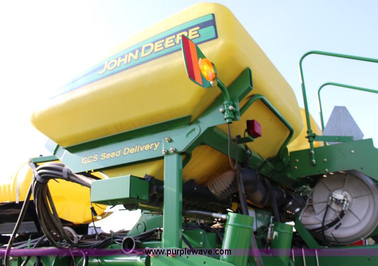 image for item F7652 2007 John Deere 1770NT planter