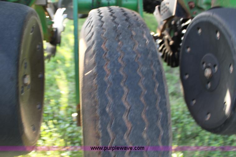 image for item F7652 2007 John Deere 1770NT planter