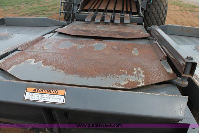 image for item H1538 2007 Massey-Ferguson 2190 large square baler