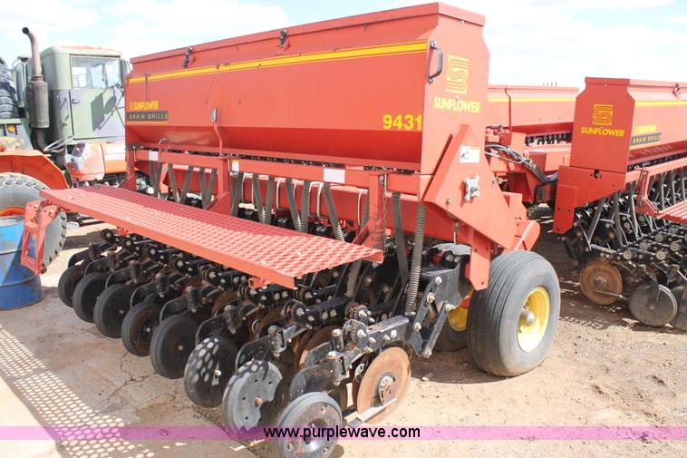 image for item H1546 Sunflower 9431 grain drill