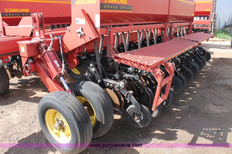 image for item H1546 Sunflower 9431 grain drill