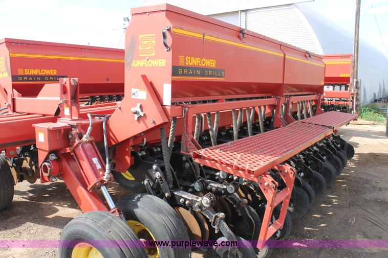 image for item H1546 Sunflower 9431 grain drill