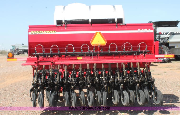 image for item H1558 2009 Sunflower 9434 grain drill