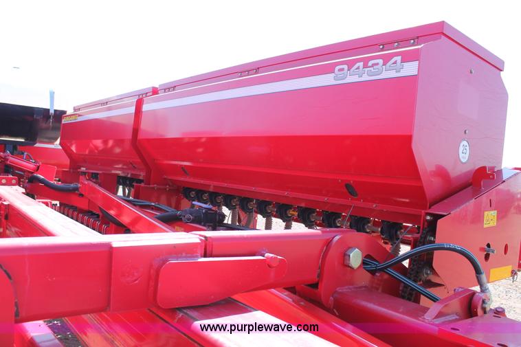 image for item H1558 2009 Sunflower 9434 grain drill
