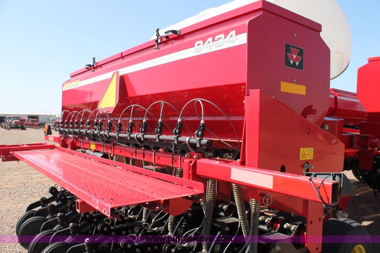 image for item H1558 2009 Sunflower 9434 grain drill