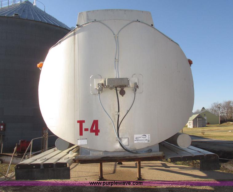 image for item H4710 1975 Heil 40' tanker trailer