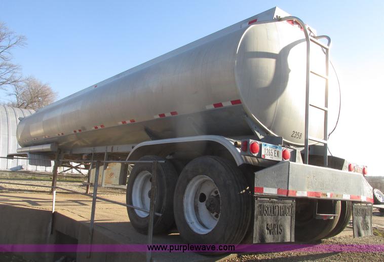 image for item H4710 1975 Heil 40' tanker trailer