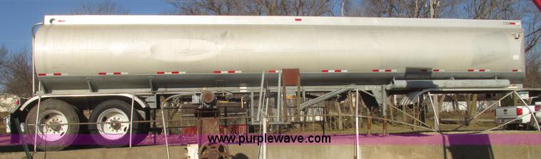 image for item H4710 1975 Heil 40' tanker trailer