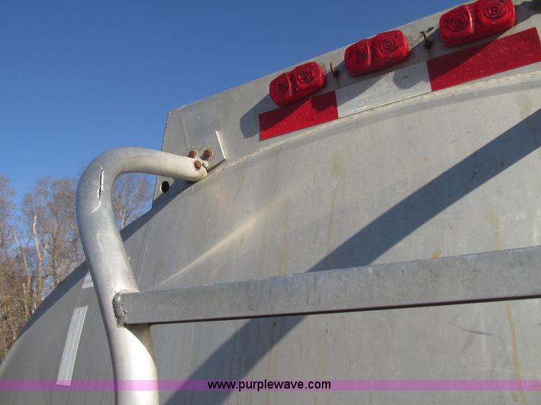 image for item H4710 1975 Heil 40' tanker trailer