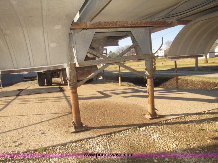 image for item H4710 1975 Heil 40' tanker trailer