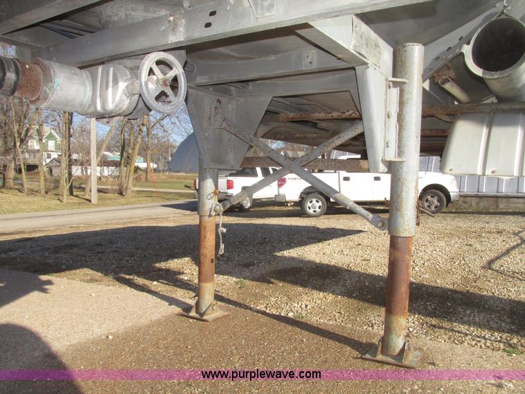 image for item H4710 1975 Heil 40' tanker trailer