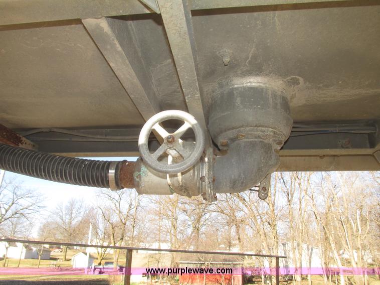 image for item H4710 1975 Heil 40' tanker trailer