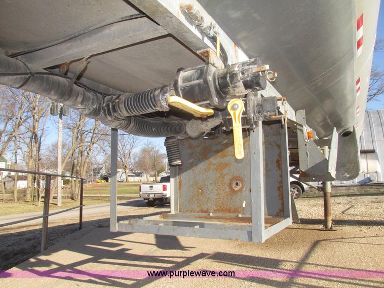 image for item H4710 1975 Heil 40' tanker trailer