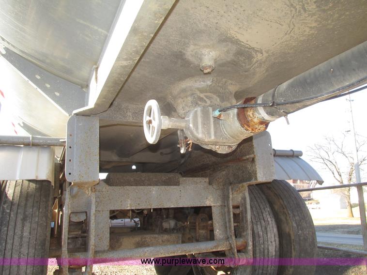 image for item H4710 1975 Heil 40' tanker trailer