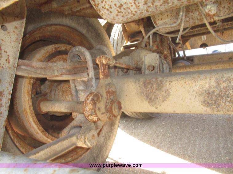 image for item H4710 1975 Heil 40' tanker trailer