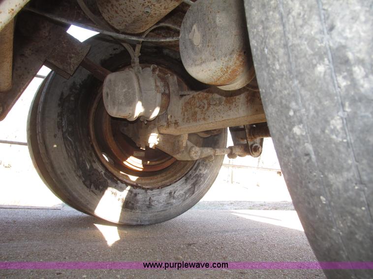 image for item H4710 1975 Heil 40' tanker trailer