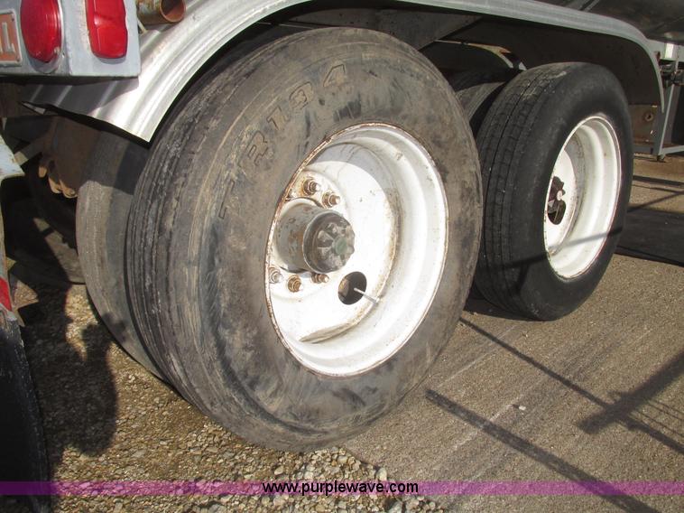 image for item H4710 1975 Heil 40' tanker trailer