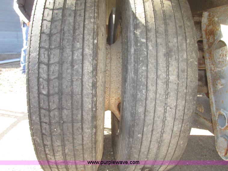 image for item H4710 1975 Heil 40' tanker trailer