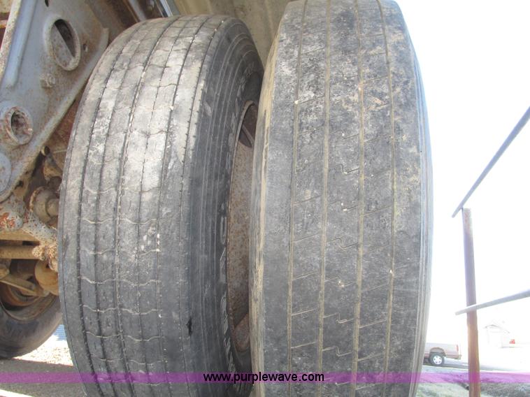 image for item H4710 1975 Heil 40' tanker trailer