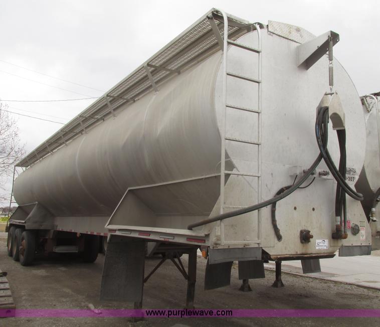 image for item H4719 1998 Ledwell bulk feed trailer