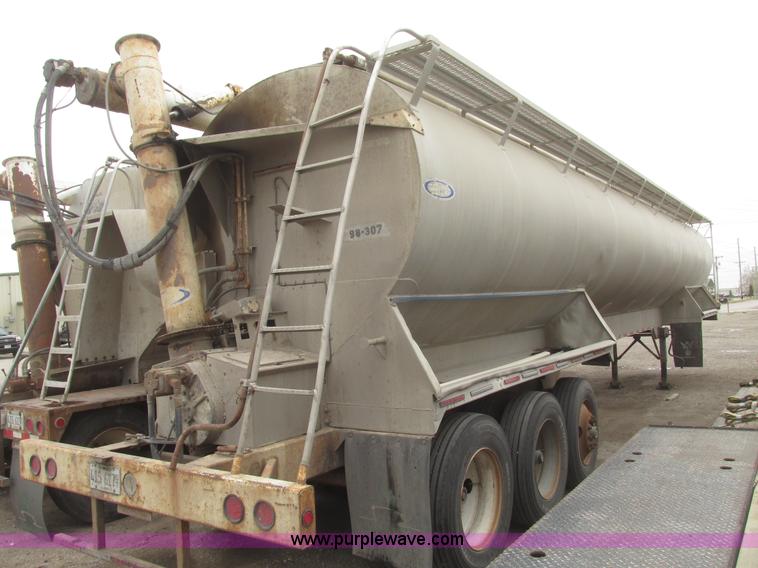 image for item H4719 1998 Ledwell bulk feed trailer