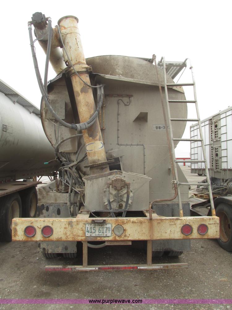 image for item H4719 1998 Ledwell bulk feed trailer