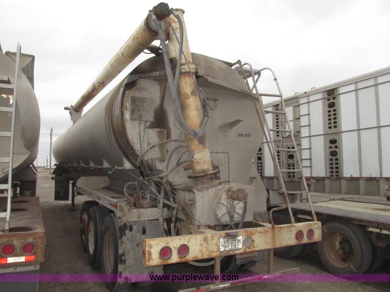 image for item H4719 1998 Ledwell bulk feed trailer