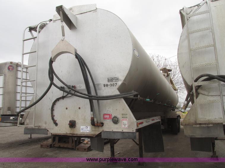 image for item H4719 1998 Ledwell bulk feed trailer