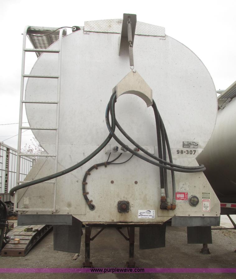 image for item H4719 1998 Ledwell bulk feed trailer