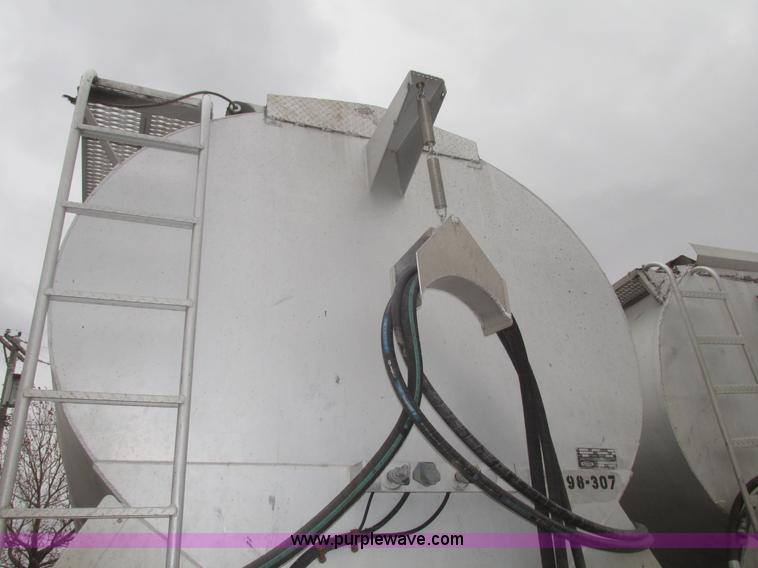 image for item H4719 1998 Ledwell bulk feed trailer