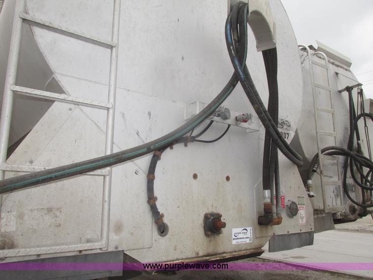 image for item H4719 1998 Ledwell bulk feed trailer