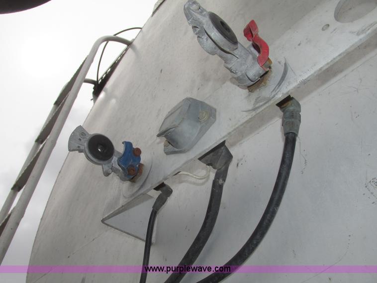 image for item H4719 1998 Ledwell bulk feed trailer