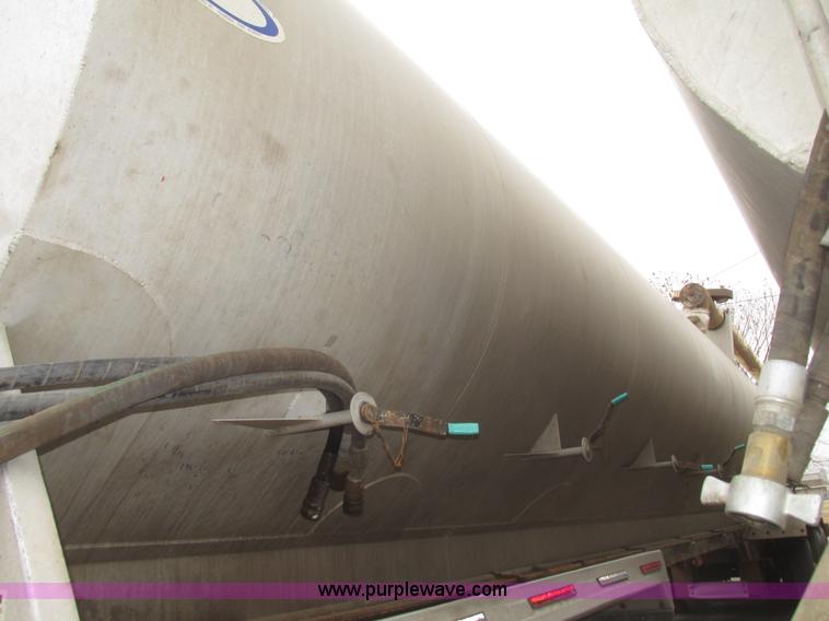 image for item H4719 1998 Ledwell bulk feed trailer