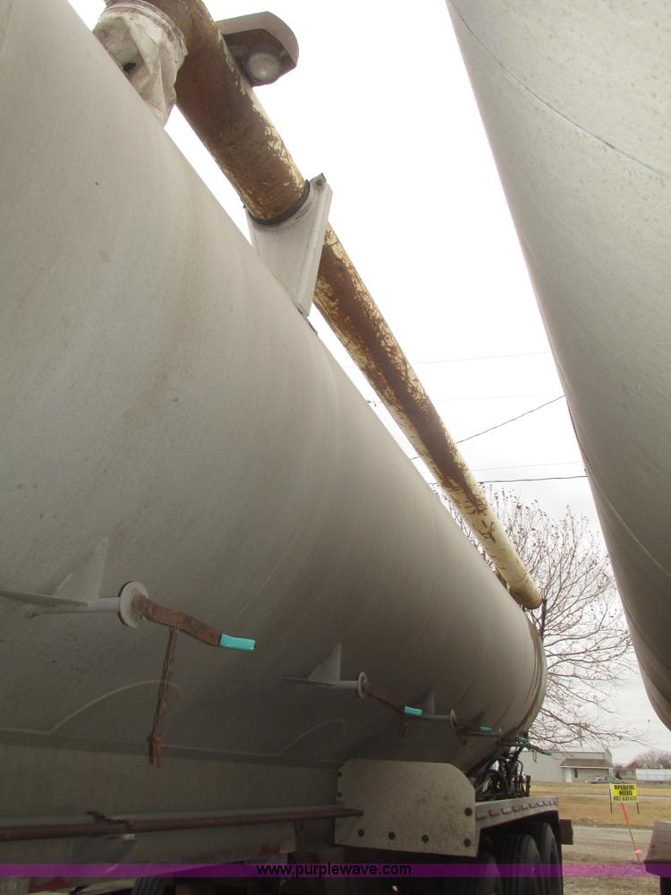 image for item H4719 1998 Ledwell bulk feed trailer