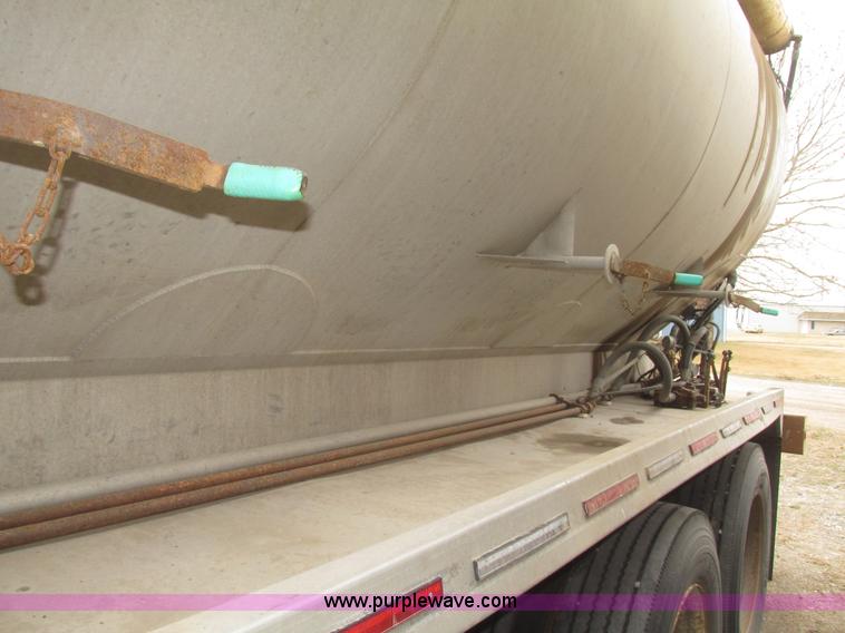 image for item H4719 1998 Ledwell bulk feed trailer