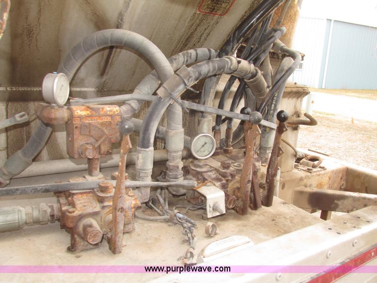 image for item H4719 1998 Ledwell bulk feed trailer