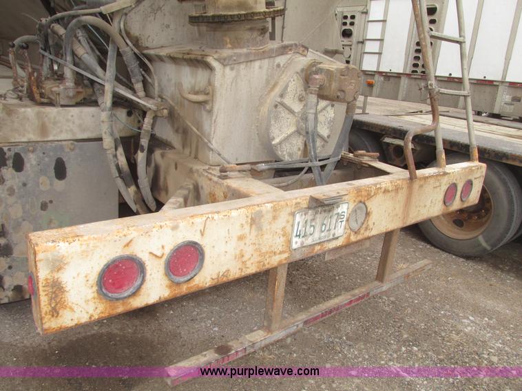 image for item H4719 1998 Ledwell bulk feed trailer