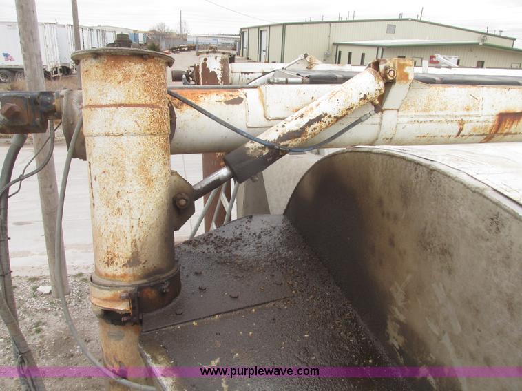 image for item H4719 1998 Ledwell bulk feed trailer