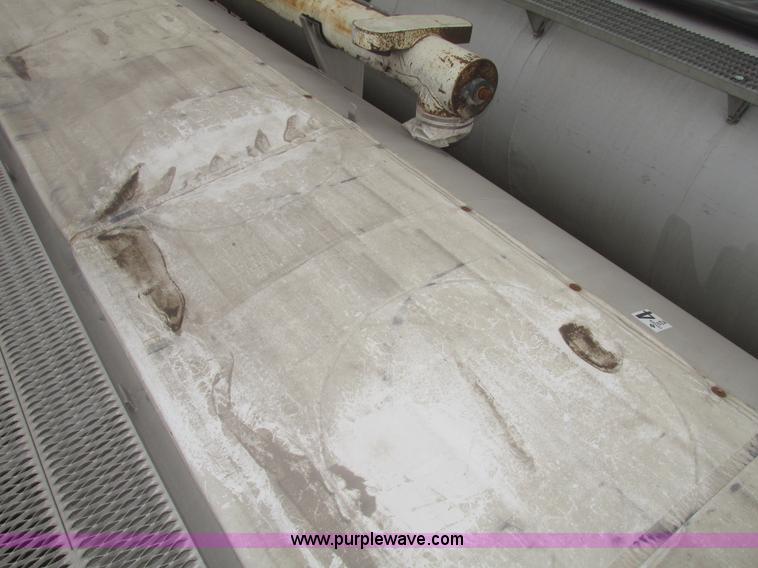 image for item H4719 1998 Ledwell bulk feed trailer