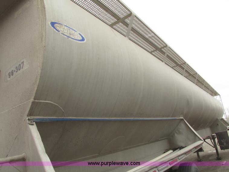 image for item H4719 1998 Ledwell bulk feed trailer