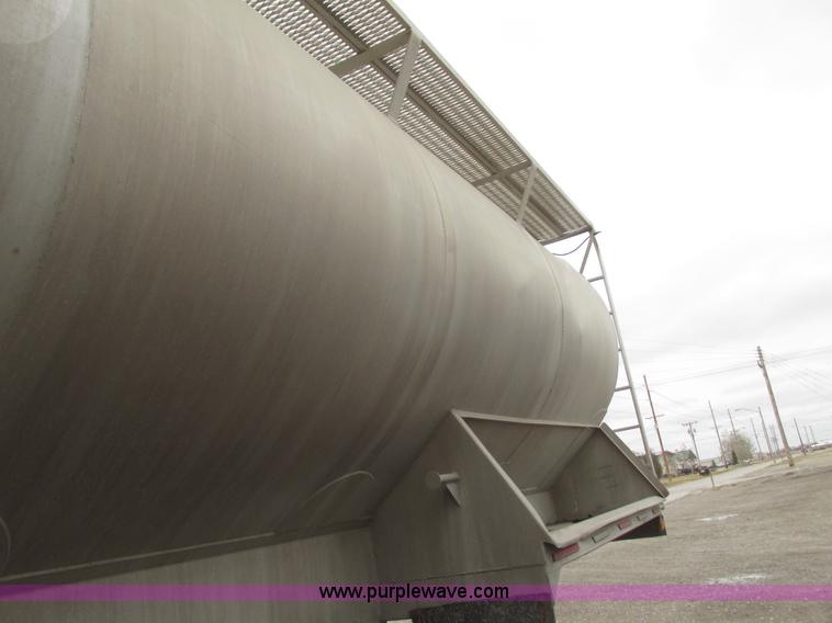 image for item H4719 1998 Ledwell bulk feed trailer