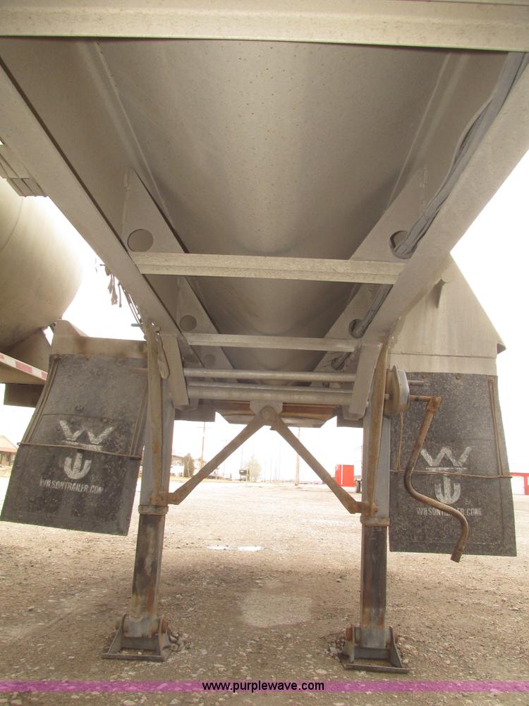 image for item H4719 1998 Ledwell bulk feed trailer