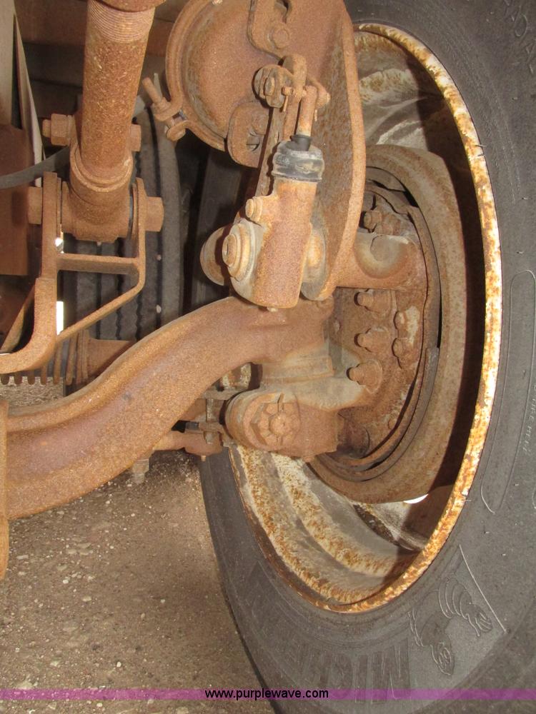 image for item H4719 1998 Ledwell bulk feed trailer